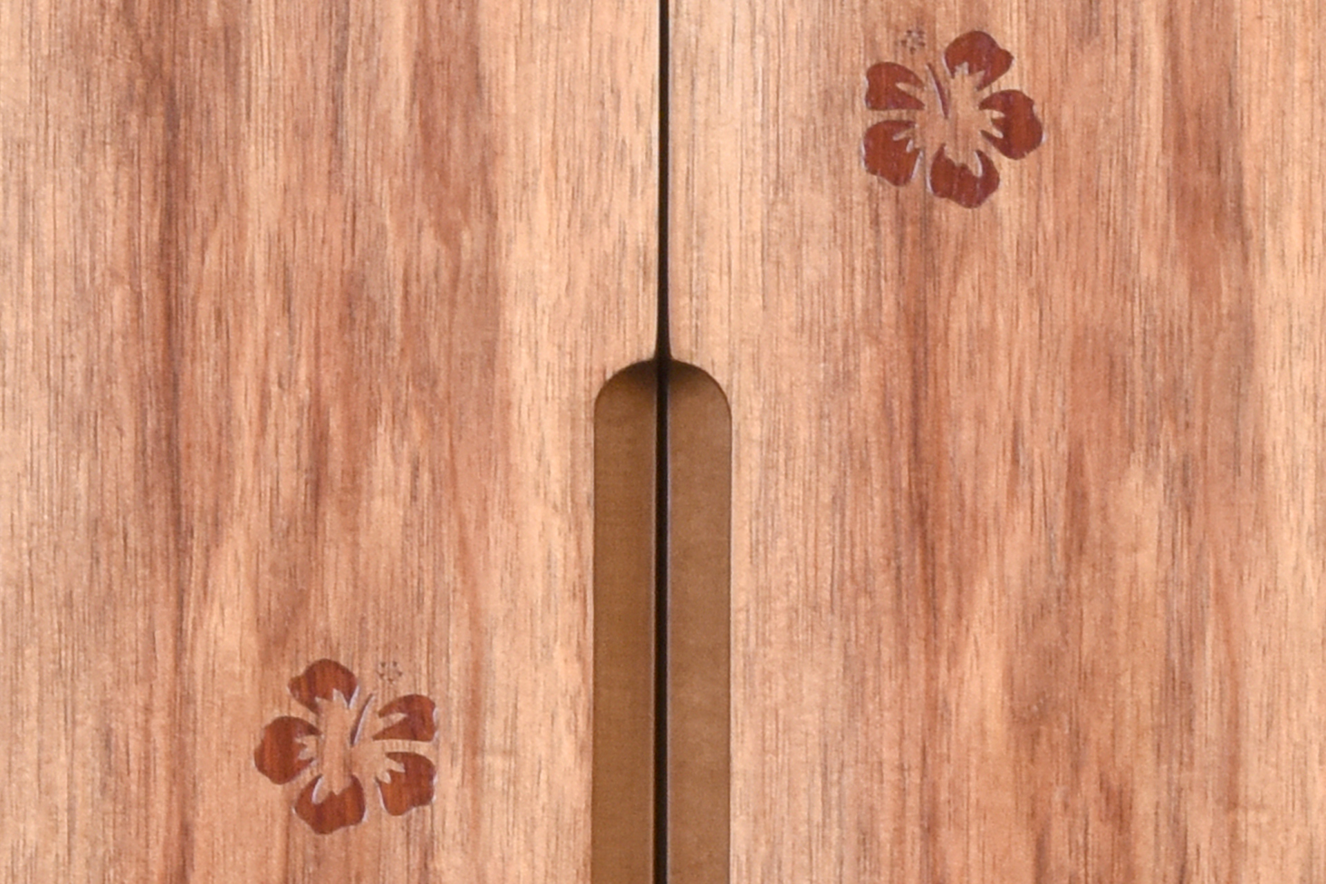 戸板に、象嵌の技法を用いてハイビスカスのモチーフをあしらいました。